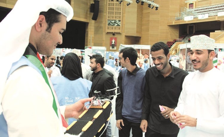 الطالب جراح البكر يشرح للطلاب آلية عمل الجهاز الجديد	﻿