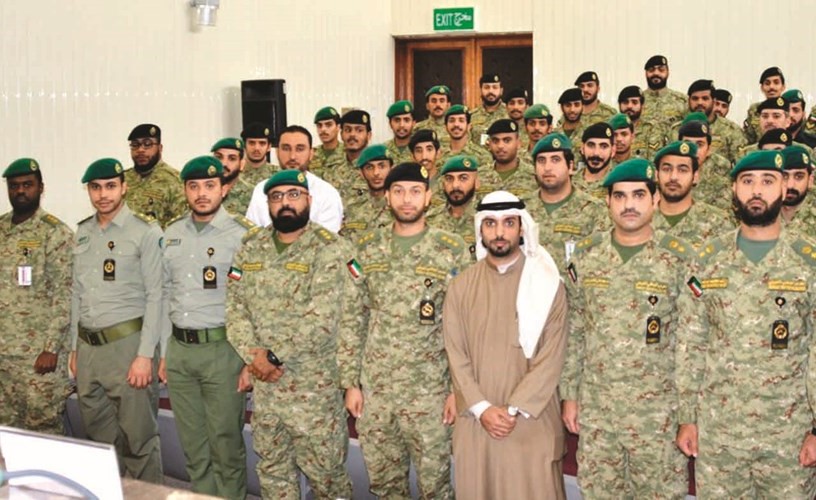 المقدم خالد الصباح مع المشاركين في المحاضرة ﻿