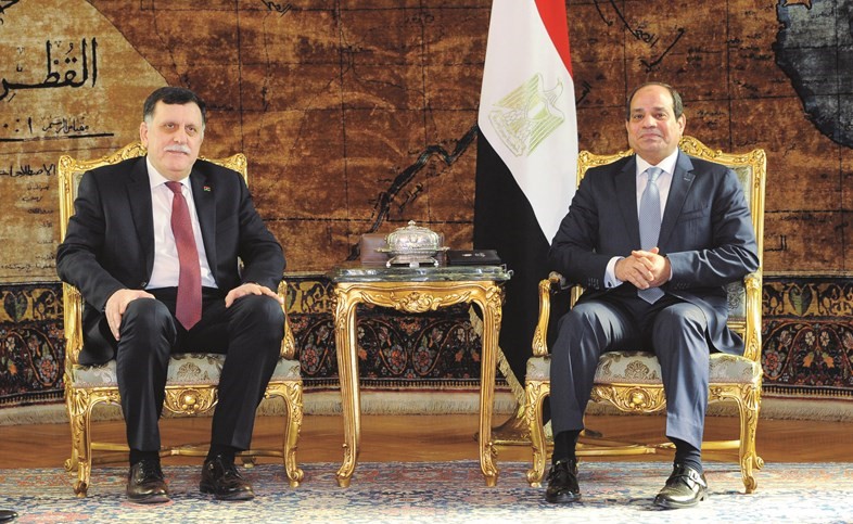 الرئيس المصري عبدالفتاح السيسي مستقبلا رئيس المجلس الرئاسي الليبي فايز السراج ﻿