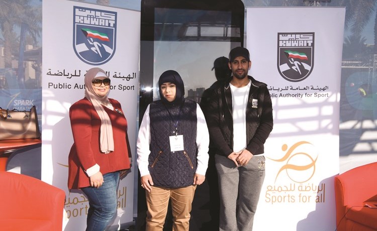 بدور العوضي وعنود العوضي ومشاري المطيري في جناح الهيئة العامة للرياضة ﻿