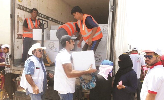 جانب من توزيع مساعدات الهلال الأحمر على النازحين في كردستان ﻿