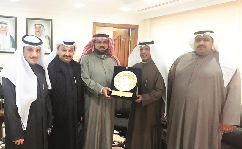 صالح العازمي مكرما وكيل وزارة التربية المساعد يوسف النجار ﻿