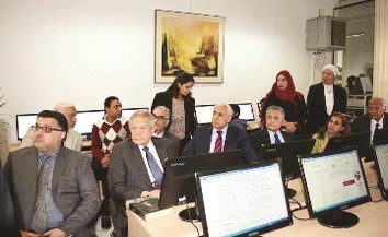  طلال العرب مع عدد من المشاركين في افتتاح المكتبات ﻿