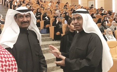 فوزي المجدلي وعادل حماد مدير عام مجموعة الموارد البشرية يتابعان العمل ﻿