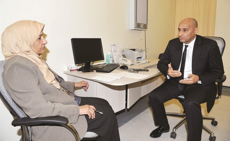 د.عبدالسلام النجار متحدثا الى الزميلة زينب ابو سيدو﻿
