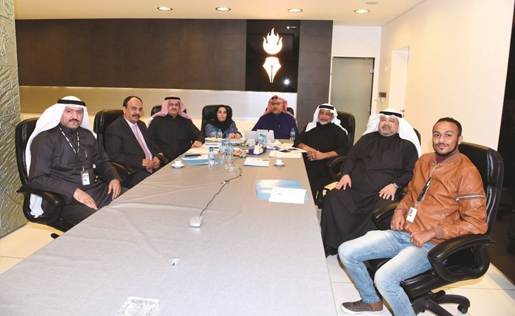 خالد الشطي وعبدالله المطوطح ود.خالد مهدي وعثمان العثمان والزميل حامد السيد خلال الندوة ﻿