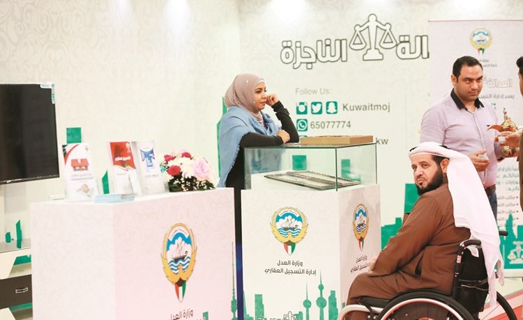 وزارة العدل تقدم خدماتها الاستشارية لزوار المعرض﻿