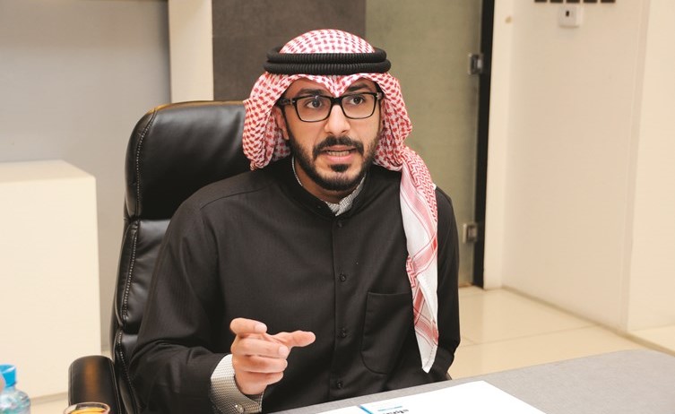 حمد العماني في ديوانية «الأنباء»: نعاني من «الرقابة».. ولكن ليس باليد حيلة
