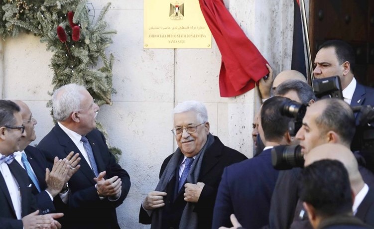 الرئيس عباس مفتتحا مقر سفارة دولة فلسطين لدى الفاتيكان	(أ.پ) ﻿