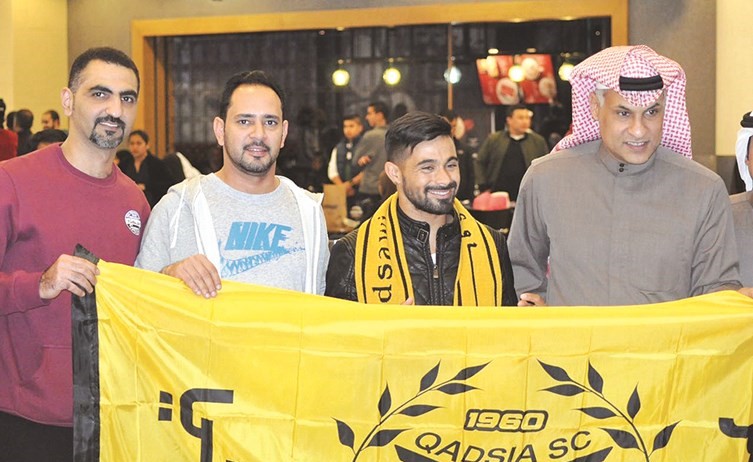 محمد بنيان وشاكر الشطي وزياد الشطي خلال استقبال بلانكو﻿