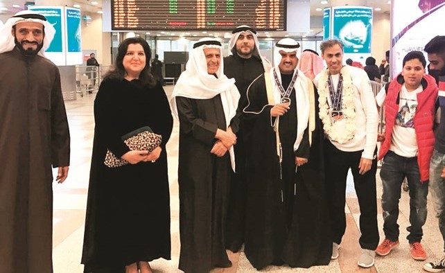 الشيخ مشعل المالك خلال استقباله للبطل الدولي القلاف في المطار ﻿