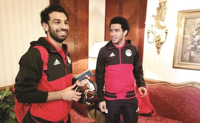 محمد صلاح وعمر جابر قبيل المغادرة الى الغابون مع الوفد المصري ﻿