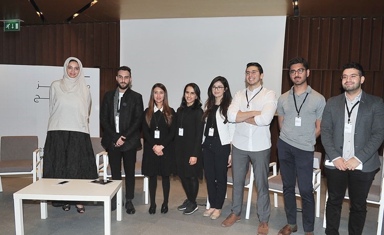 عدد من المشاركين في الندوة﻿