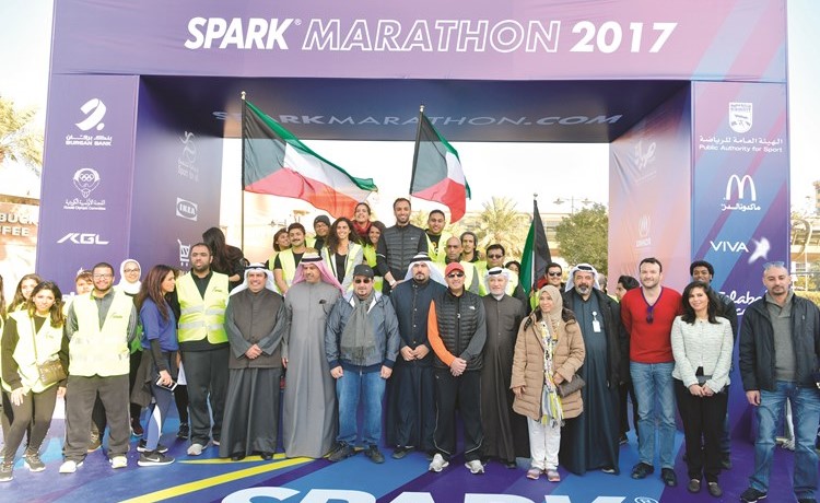 الشيخ فهد جابر العلي ود. حمود فليطح يتوسطان عددا من رعاة ماراثون سبارك 2017 ومنظميه﻿