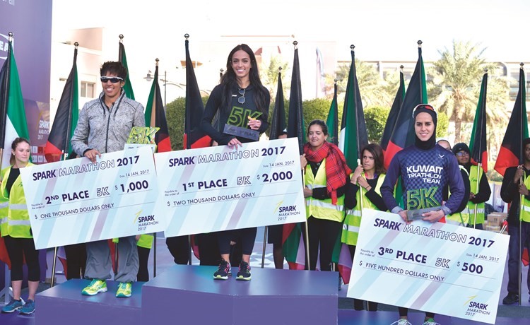 الفائزات بسباق 5 كلم أمل الرومي وشارلين سكودلرو ونجلاء الجريوي ﻿