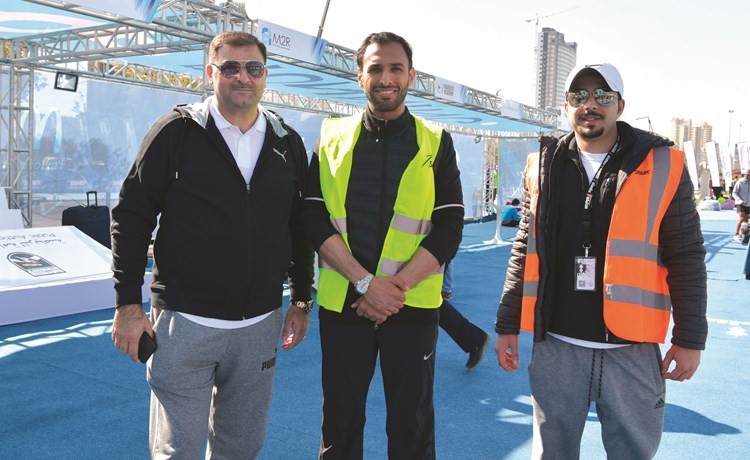 عبدالمحسن البابطين متوسطا الزميلين مدير التسويق والمبيعات فريد سلوم ومسؤول العلاقات العامة يوسف ابراهيم ﻿
