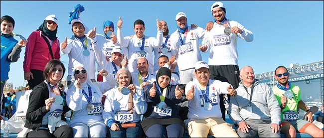 فريق «الأنباء» مع ميداليات السباق