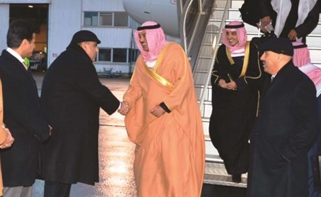 الشيخ صباح الخالد مصافحا مستقبليه لدى وصوله الى باريس﻿
