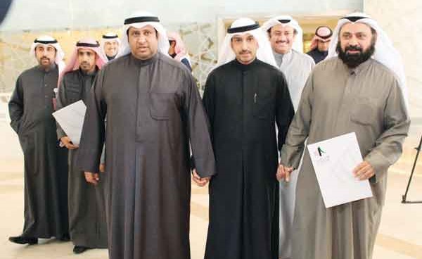 د.وليد الطبطبائي وعبدالوهاب البابطين والحميدي السبيعي في طريقهم لتقديم الاستجواب