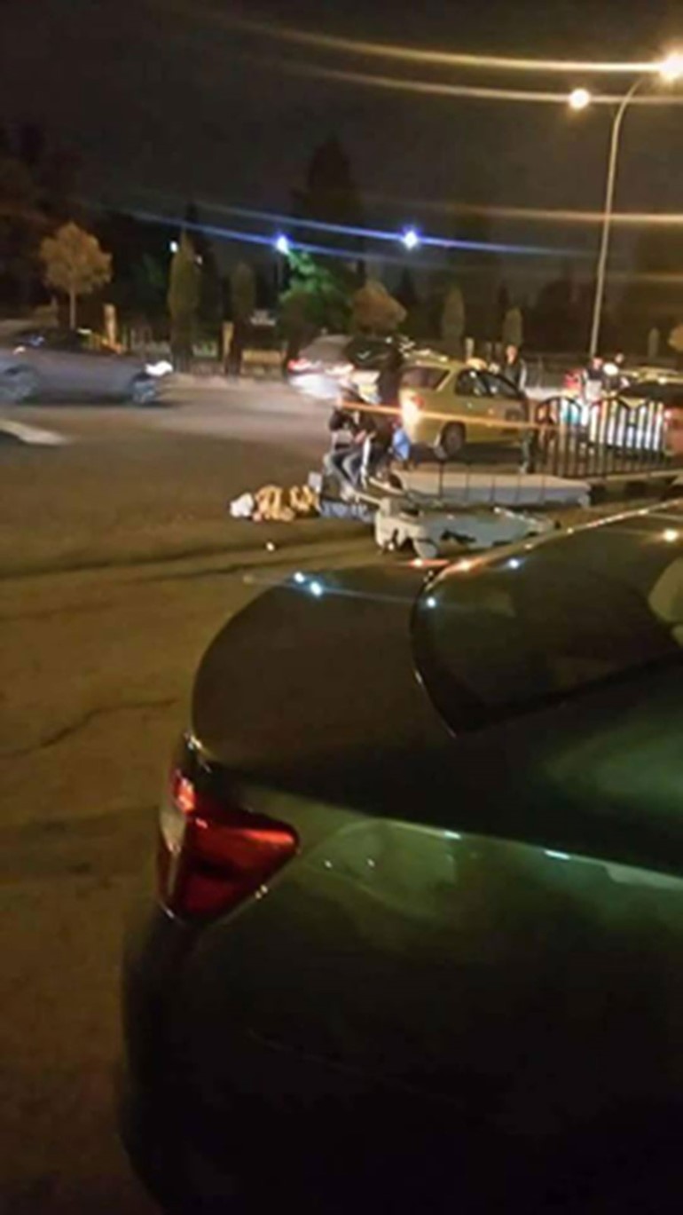 شاهد: أردني يقتل شقيقته في الشّارع.. ثم يجلس يشاهد لحظة وفاتها