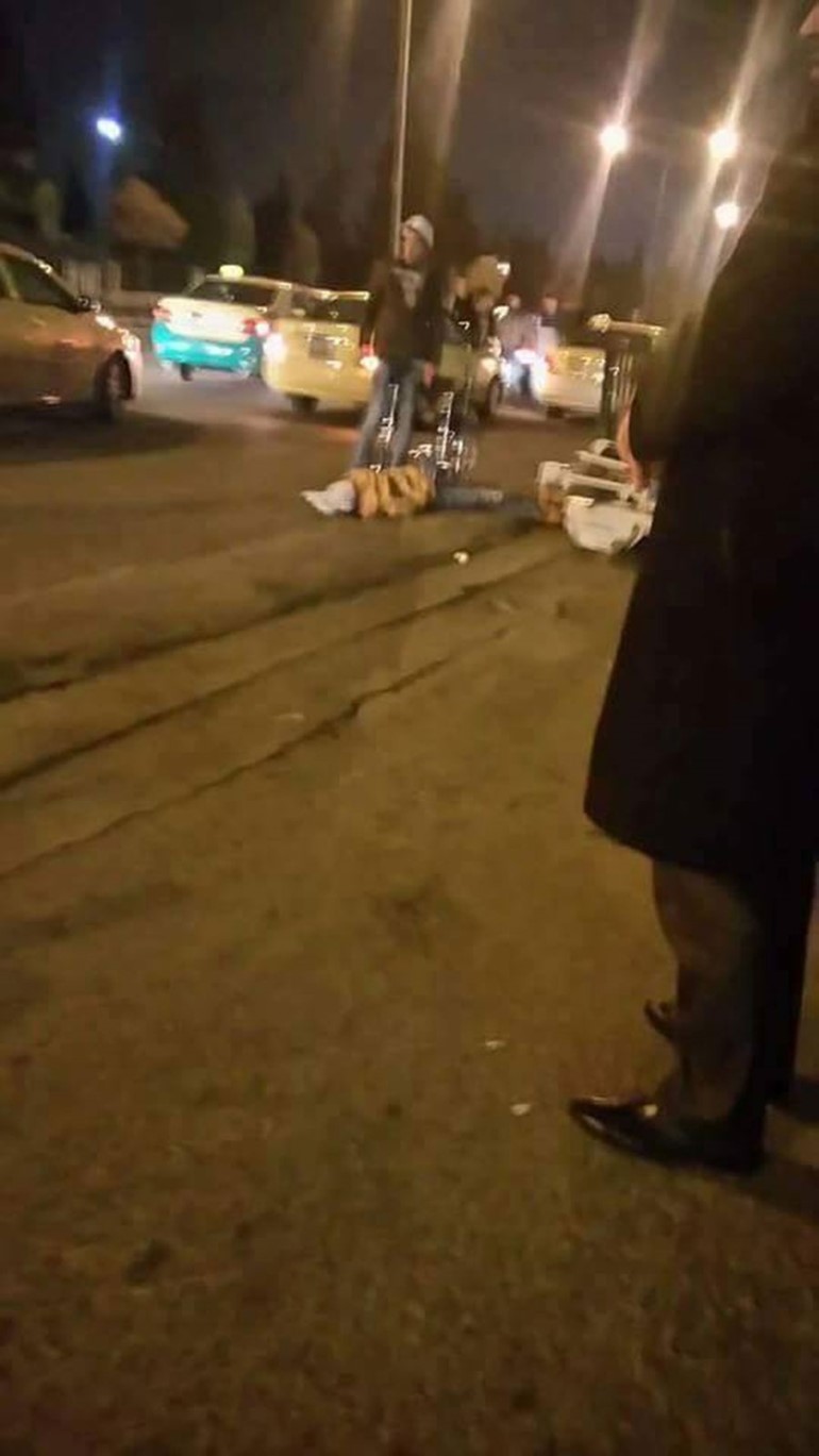 شاهد: أردني يقتل شقيقته في الشّارع.. ثم يجلس يشاهد لحظة وفاتها