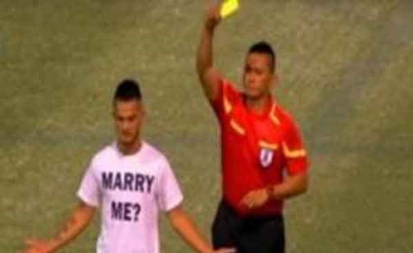 بالفيديو.. بطاقة صفراء للاعب بعد طلبه الزواج من حبيبته فى الملعب