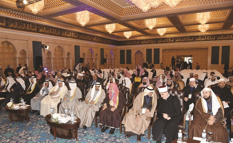 الوزير محمد الجبري وم.فريد عمادي وقيادات الأوقاف في مقدمة الحضور	(أحمد علي)﻿