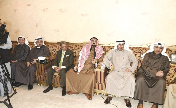 عدد من المشاركين في الاجتماع﻿