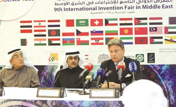طلال جاسم الخرافي متوسطا د.سلام العبلاني وديفيد فاروقي ﻿