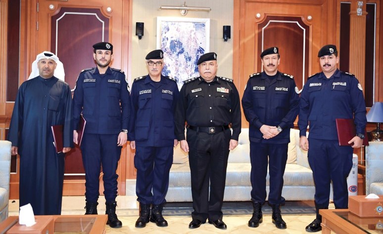 الفريق سليمان الفهد يتوسط المكرمين بحضور اللواء ابراهيم الطراح والعميد عابدين العابدين﻿