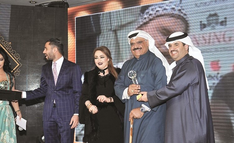 الشيخ دعيج الخليفة والشيخة فاطمة الحمود يكرمان النجم القدير داود حسين﻿