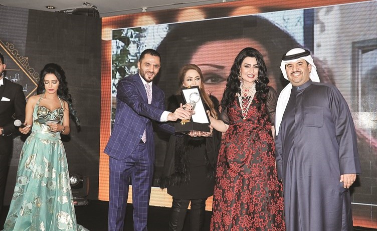 الخليفة ومعتز السيسي يكرمان النجمة الإماراتية هدى الخطيب﻿