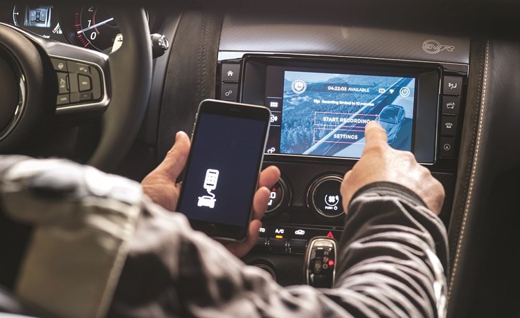 الزياني: جاكوار تكشف عن F-TYPE جديدة مزودة بتقنية GoPro
