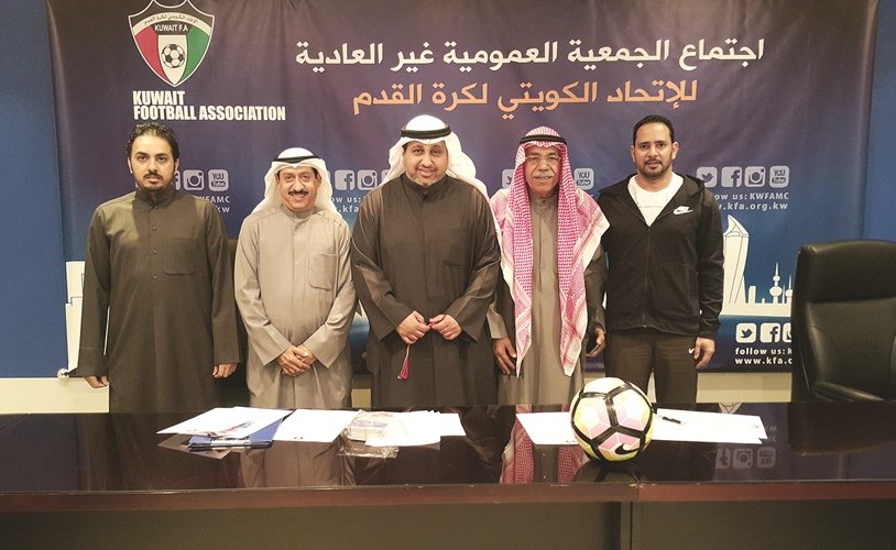 د.أحمد فرج وكميل والحقان والشطي والظفيري خلال الاجتماع الفني﻿