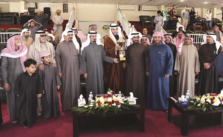 الشيخ مبارك فواز الخالد يقدم كاس محافظ الاحمدي﻿