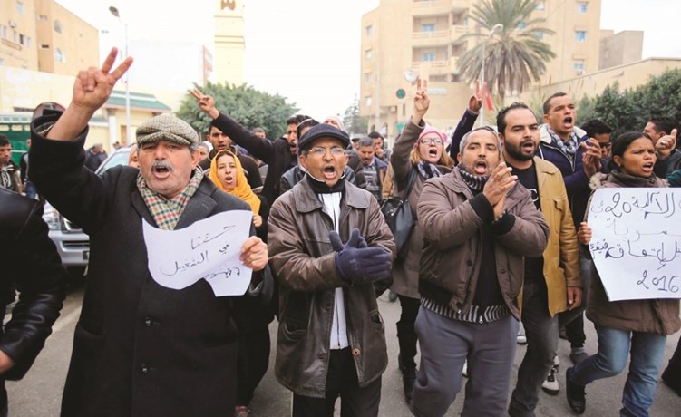 تونسيون متعطلون عن العمل خلال تظاهرة في العاصمة لمطالبة الحكومة بالحد من البطالة امس الاول	( رويترز) ﻿
