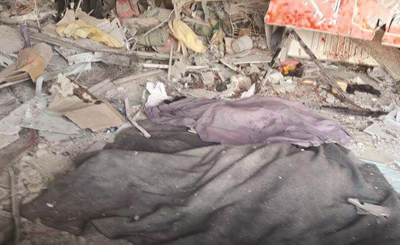 صورة وزعتها شام جثث ودمار في موقع القصف الذي تعرضت له بلدة دير قانون في وادي بردى﻿