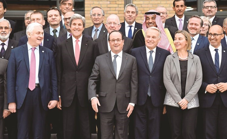 صورة جماعية لوزراء خارجية الدول المشاركة في مؤتمر باريس للسلام وبينهم النائب الأول لرئيس الوزراء ووزير الخارجية الشيخ صباح الخالد	( أ.ف.پ) ﻿