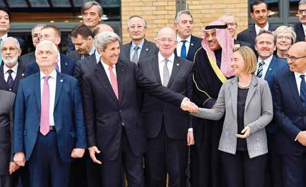 النائب الأول لرئيس مجلس الوزراء ووزير الخارجية الشيخ صباح الخالد في صورة جماعية مع المشاركين في مؤتمر باريس للسلام أمس 							     (ا.ف.پ)