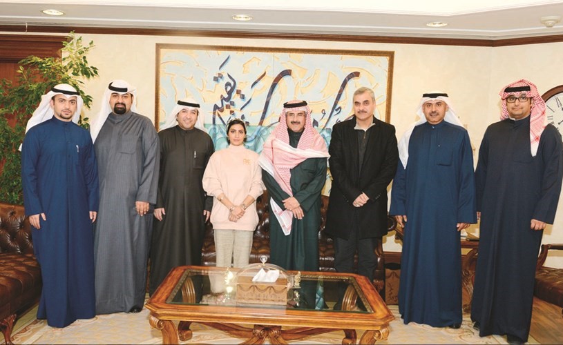 الشيخ مبارك الدعيج مستقبلا شباب مسابقة مبارك الحمد للتميز الصحفي﻿