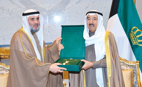  صاحب السمو الأمير الشيخ صباح الأحمد يتسلم الدليل الإحصائي لوزارة الأشغال من الوزير عبدالرحمن المطوع