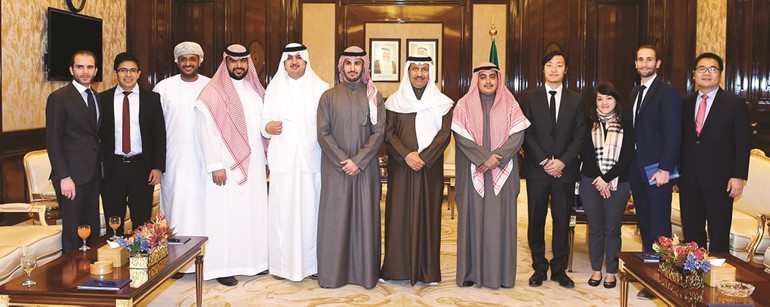سمو رئيس الوزراء الشيخ جابر المبارك مستقبلا مجموعة من خريجي جامعة هارفارد الأميركية ﻿