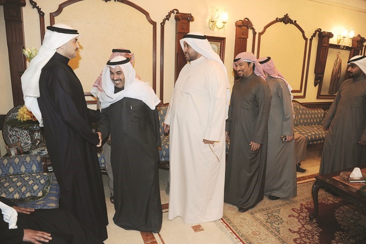 محمد المطير خلال استقباله الحضور﻿
