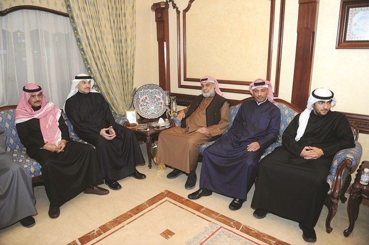 محمد المطير مع بعض الحضور ويبدو الزميل سلطان العبدان﻿