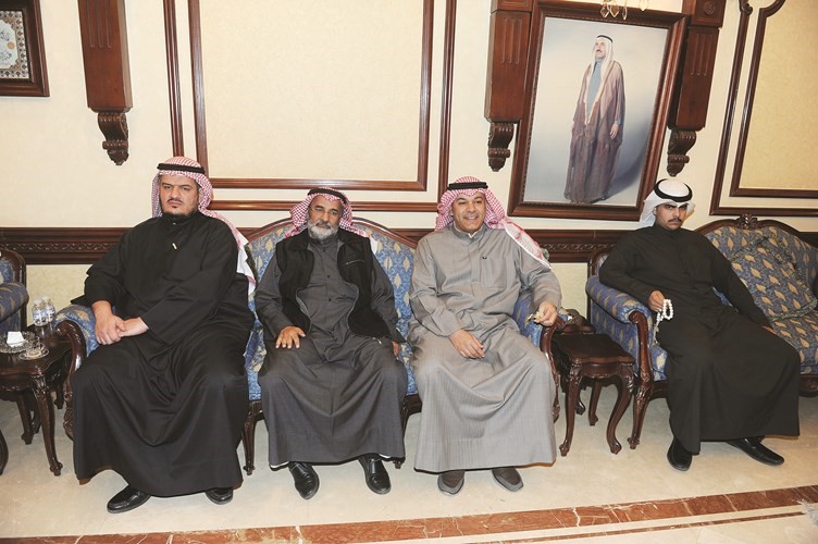 عبدالله المطير متوسطا بعض الحاضرين﻿