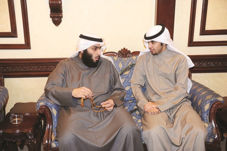ناخبان في ديوان المطير﻿