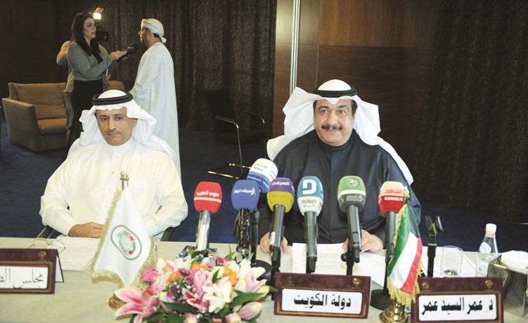 د.عمر السيد متحدثا خلال الاجتماع	(عادل سلامة)﻿