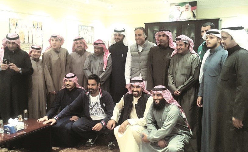 صورة جماعية عقب انتهاء اجتماع الحساوي مع مسؤولي الجهراء والحكام﻿