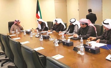 جانب من اجتماع وزير المالية أنس الصالح مع اتحاد شركات الاستثمار ﻿