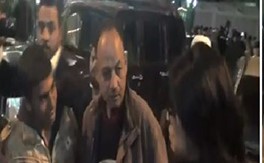 بالفيديو.. شاهد رد فعل فيفي عبده لحظة تحرش شاب بها في عزاء "كريمة مختار "